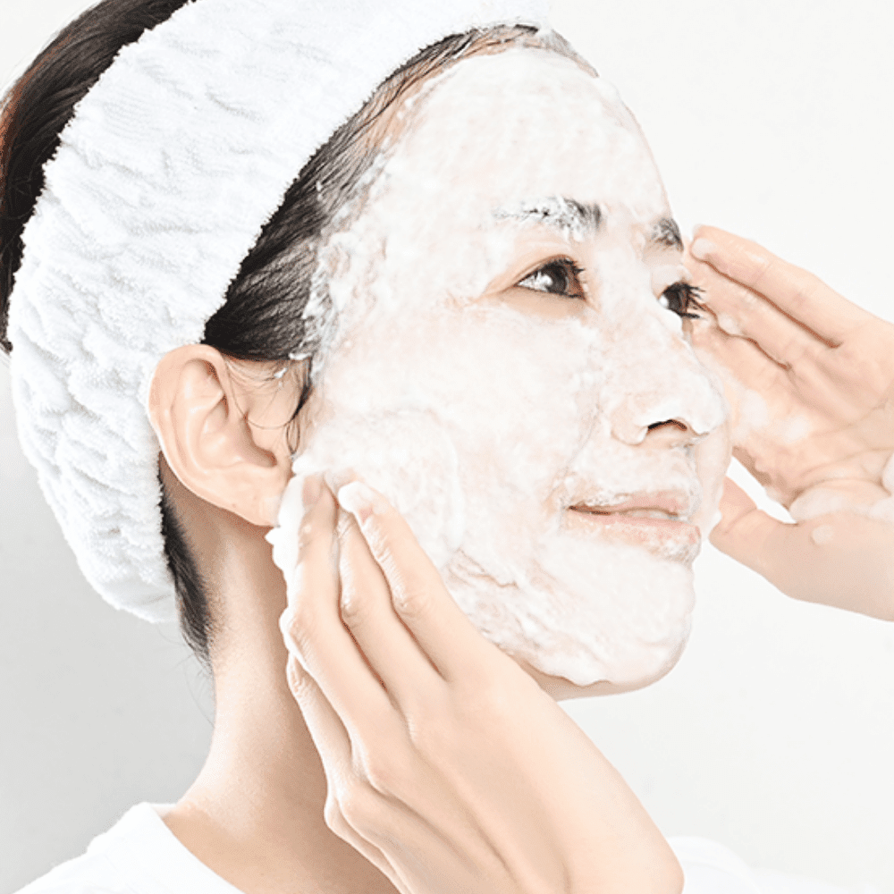 自己発泡するクリーミー泡がメイクや毛穴汚れを吸着