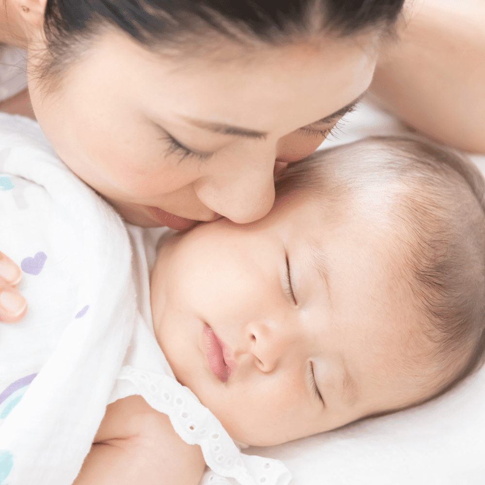 赤ちゃんにキスするお母さん