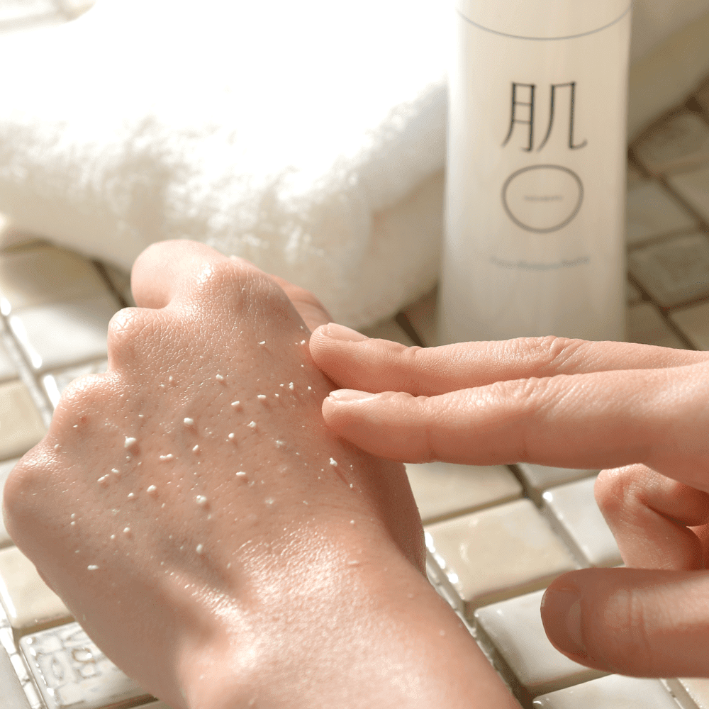 手の甲でピーリング