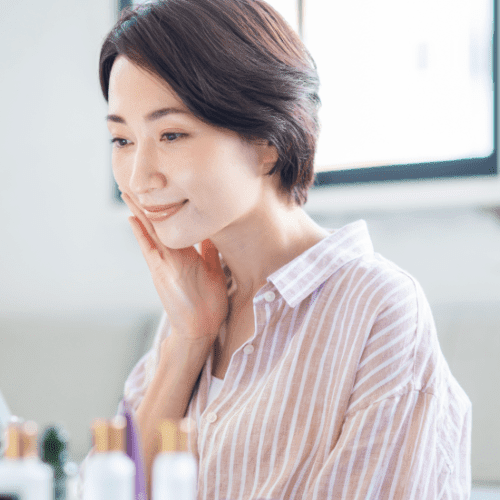 手を頬に当てる女性