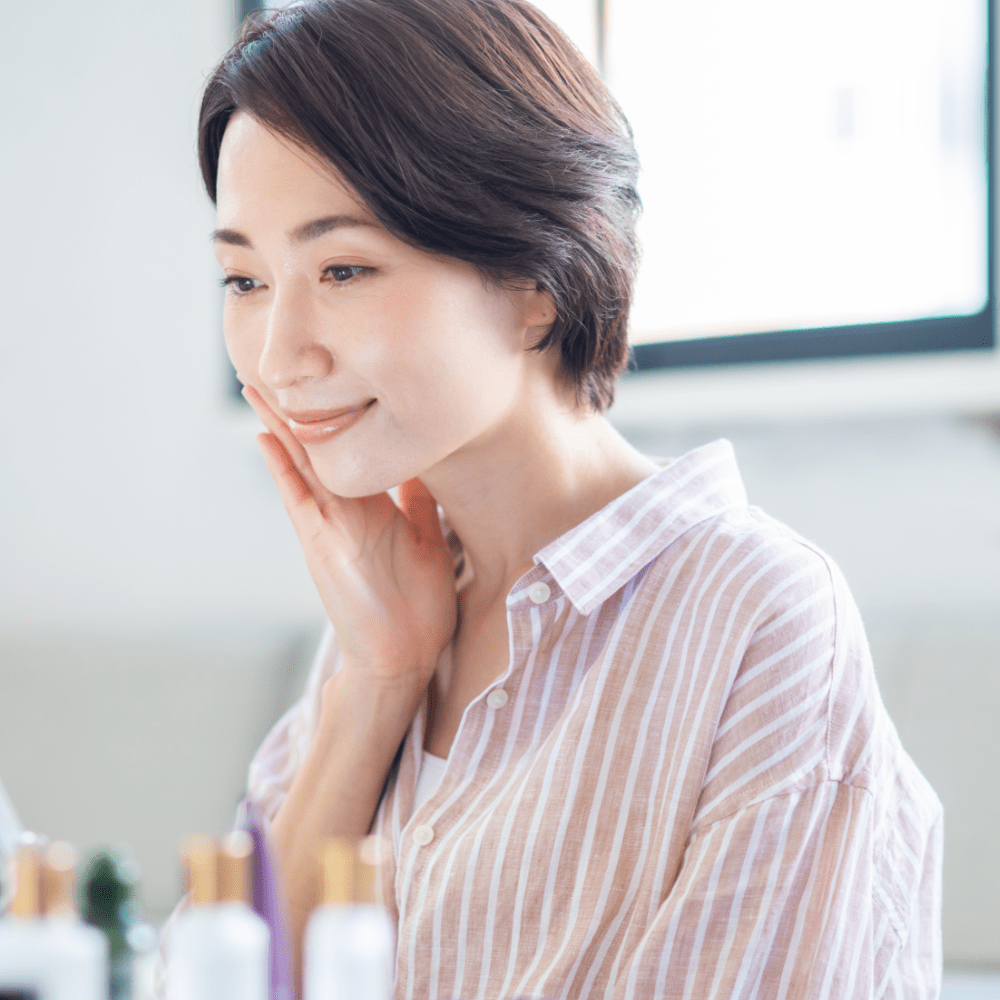 手を頬に当てる女性